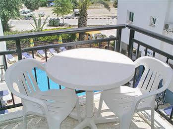 Renos Hotel Apts Polis 外观 照片