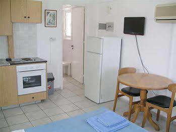 Renos Hotel Apts Polis 外观 照片