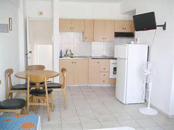 Renos Hotel Apts Polis 外观 照片