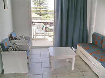 Renos Hotel Apts Polis 外观 照片