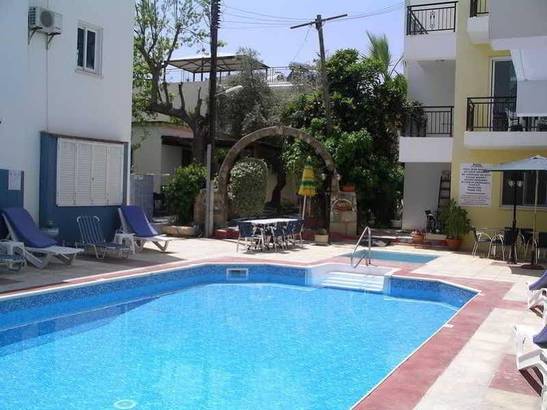 Renos Hotel Apts Polis 外观 照片