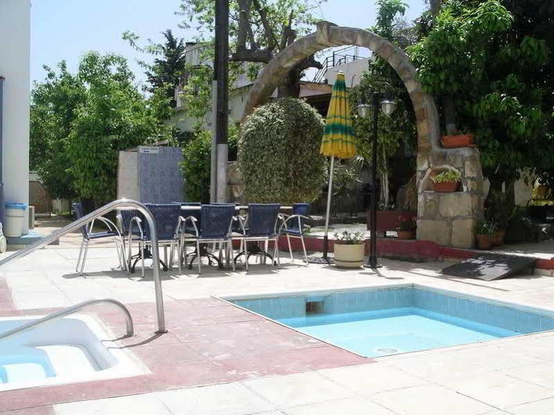 Renos Hotel Apts Polis 外观 照片